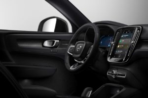 Volvo XC40 elettrica infotainment