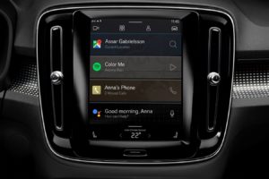 Volvo XC40 elettrica infotainment
