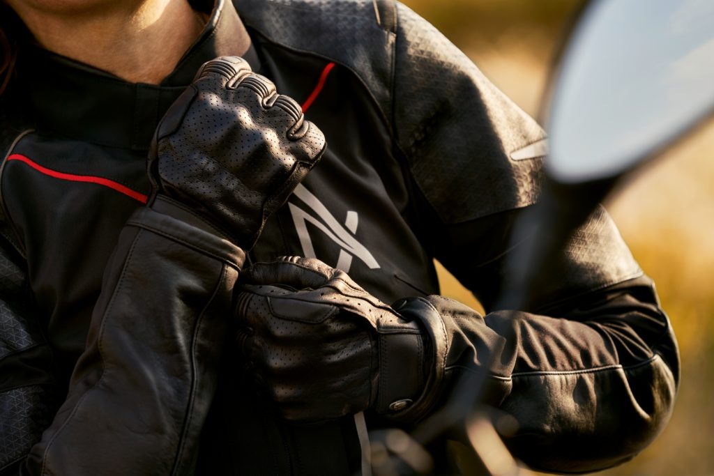 tuta XRide di BMW Motorrad protezione comfort per il motociclista