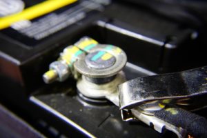 come ricaricare la batteria auto ferma