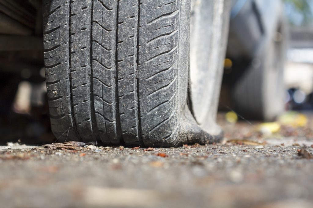 Buca le gomme in strada per procurarsi lavoro: denunciato gommista