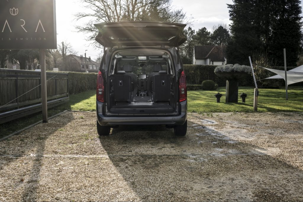 Toyota ProAce City nuovo prezzo dimensioni caratteristiche quanto costa