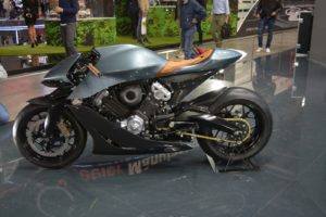 AMB 001 moto Aston Martin Brough Superior test motocicletta