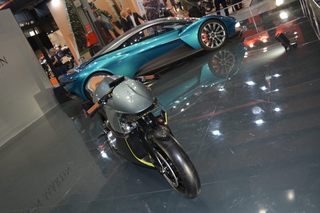 AMB 001 moto Aston Martin Brough Superior test motocicletta