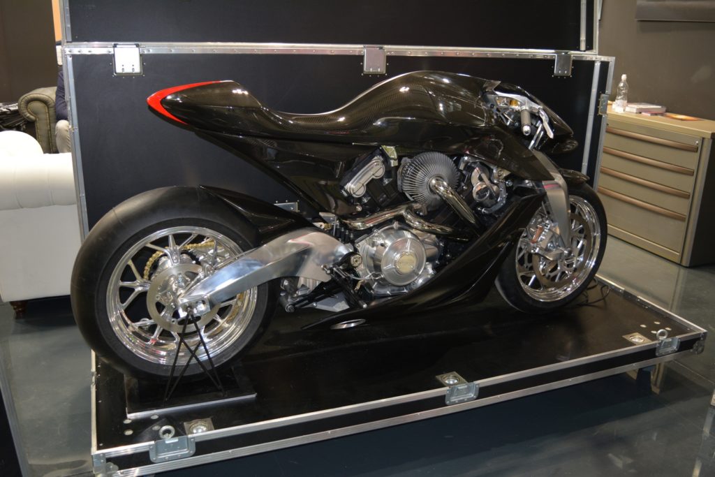 AMB 001 moto Aston Martin Brough Superior test motocicletta