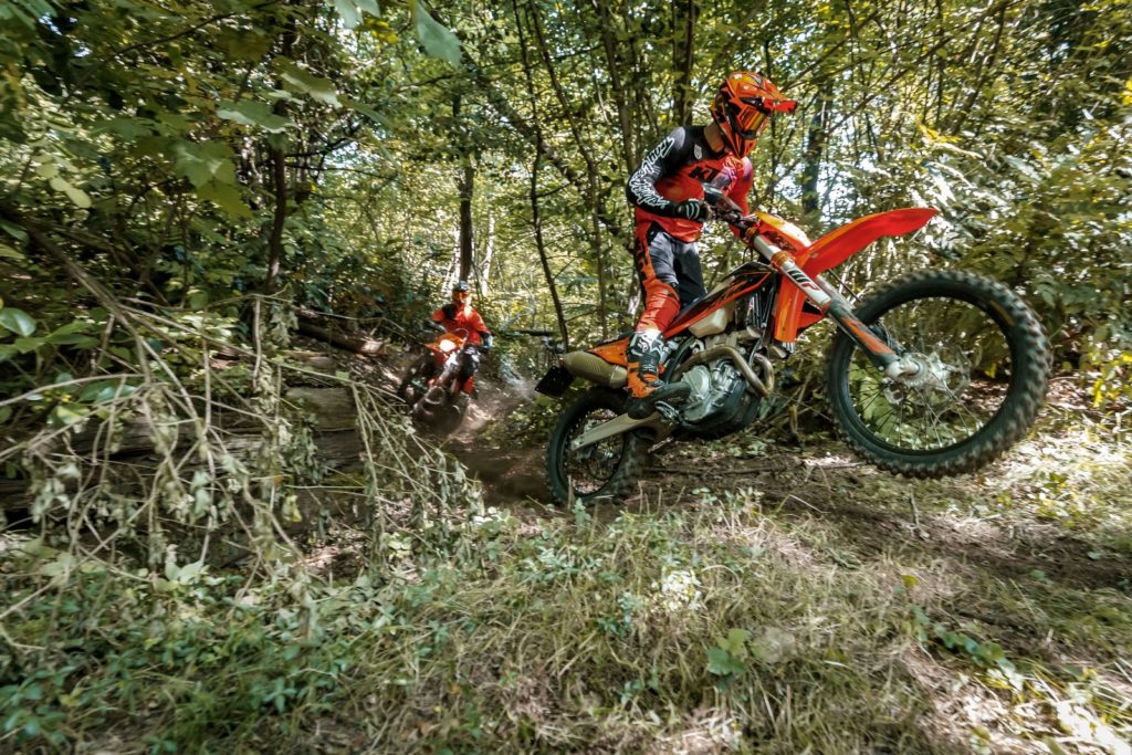 Andare alla scoperta di nuovi luoghi dove l’asfalto non arriva, divertirsi e accrescere le proprie abilità di guida immersi in luoghi meravigliosi: è questo ciò che la scuola di motociclismo In moto col Gigi e KTM vogliono offrire con due nuove di corsi enduro e maxi-enduro dedicate agli appassionati di offroad