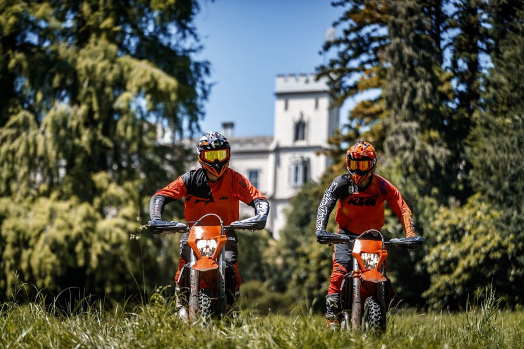 Andare alla scoperta di nuovi luoghi dove l’asfalto non arriva, divertirsi e accrescere le proprie abilità di guida immersi in luoghi meravigliosi: è questo ciò che la scuola di motociclismo In moto col Gigi e KTM vogliono offrire con due nuove di corsi enduro e maxi-enduro dedicate agli appassionati di offroad