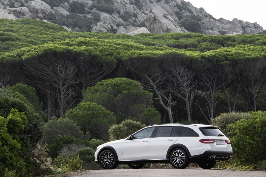 Nuova Mercedes Classe E: cinque versioni e prezzi a partire da 55.500 euro