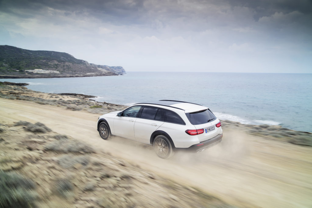 Nuova Mercedes Classe E: cinque versioni e prezzi a partire da 55.500 euro