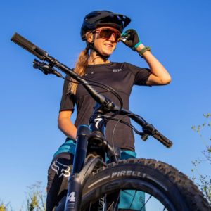 Pirelli allarga la sua presenza anche al mondo e-offroad e presenta Scorpion E-MTB, la sua prima linea di gomme per e-mtb, le mountain bike elettriche.