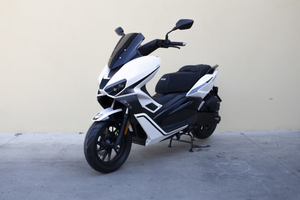 Overbikes Brera 125 motorino presenta scooter due ruote