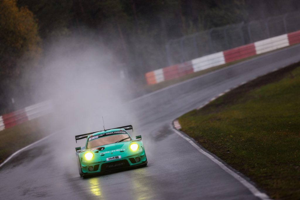 24 ore del Nürburgring: top 10 per Falken sotto la pioggia