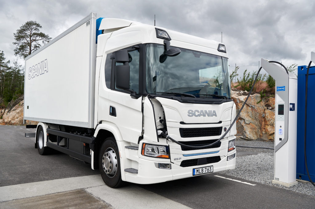 Scania introduce la prima gamma di camion elettrici sul mercato: un passo epocale verso un trasporto sostenibile