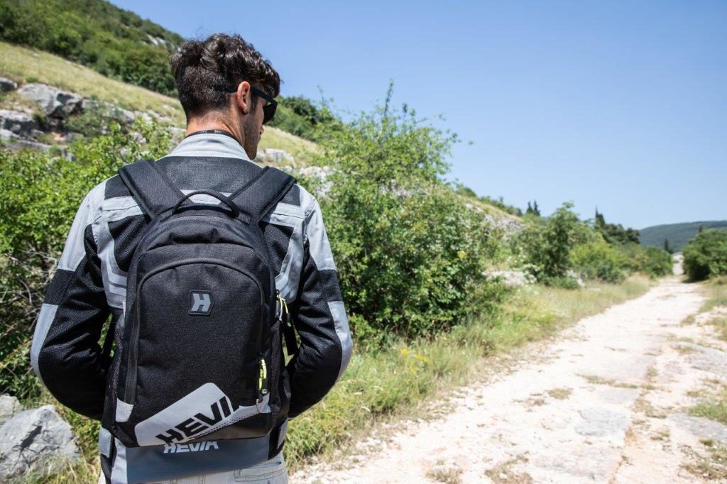 Linea Nautilus di Hevik: lo zaino multitasking da abbinare al casco demi jet nelle varianti colore