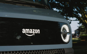 Amazon presenta il suo primo veicolo elettrico per le consegne rivian 