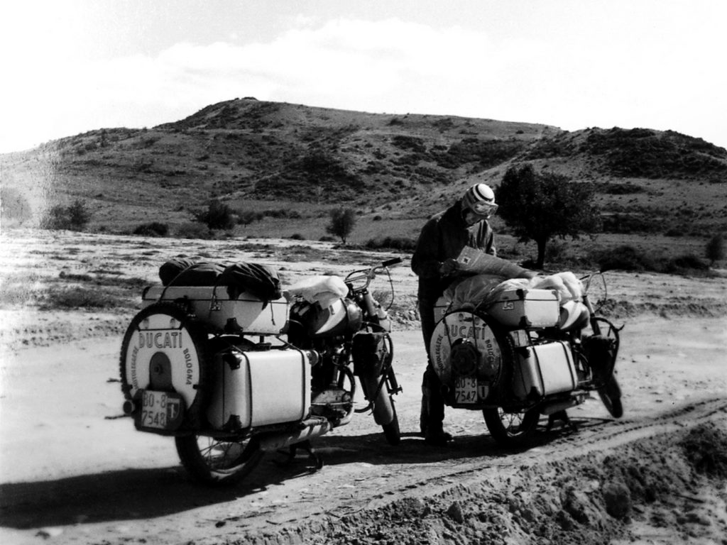 Certificate ASI le Ducati 175 che nel 1957 hanno fatto il giro del Mondo con Leopoldo Tartarini e Giorgio Monetti