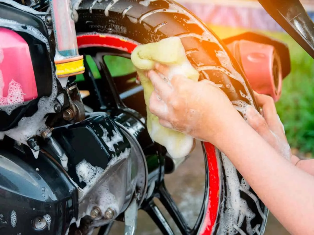 WD-40: come pulire i cerchi della moto ruote cerchioni