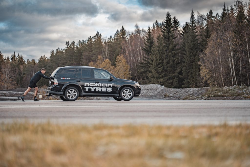 Spingere un'auto per un miglio: il nuovo Guinnes World Record, con Nokian pneumatici gomme
