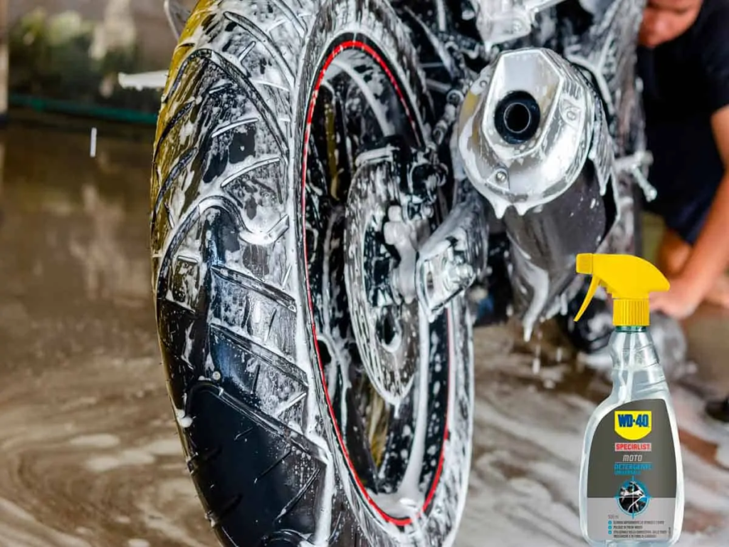 come pulire i cerchi della moto ruote cerchioni WD-40