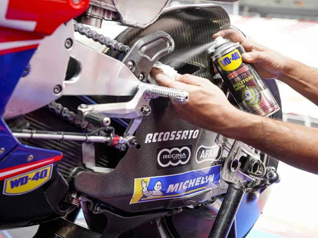 Come effettuare rimessaggio invernale moto consigli wd-40 garage inverno