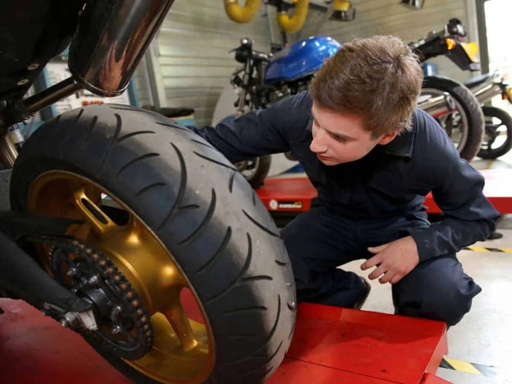 Come effettuare rimessaggio invernale moto consigli wd-40 garage inverno