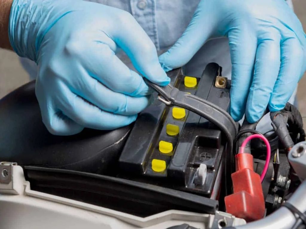 Come effettuare rimessaggio invernale moto consigli wd-40 garage inverno