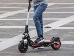 Aprilia sigla un accordo di licenza con MT Distribution per la produzione e commercializzazione del monopattino elettrico eSR1