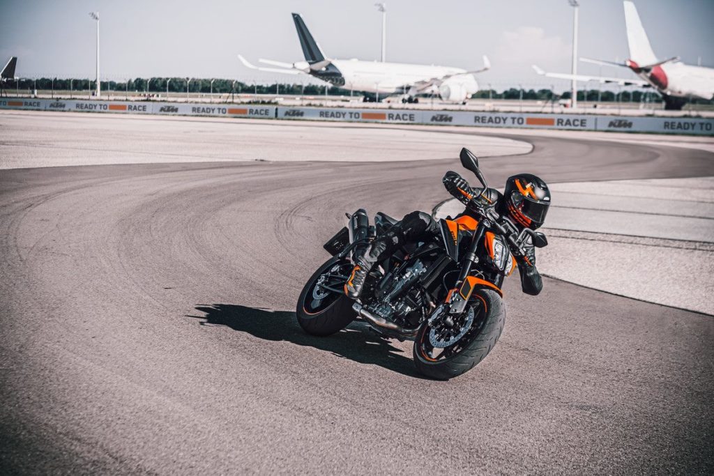 KTM presenta la nuova 890 Duke 2021: monterà pneumatici Continental ContiRoad