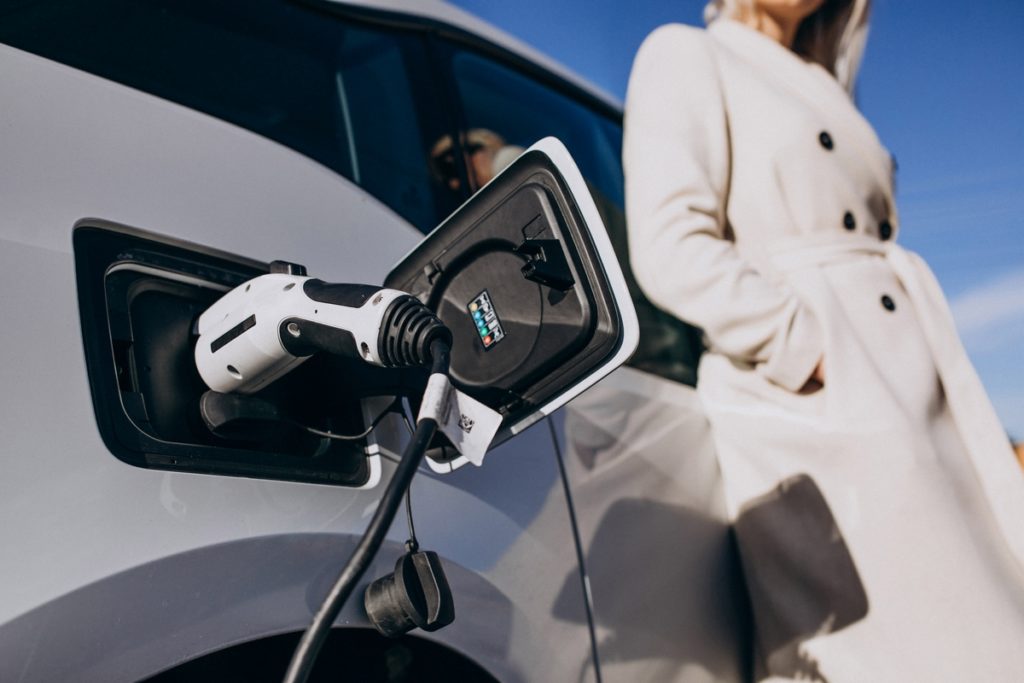 parcheggi ricarica elettrica In Italia 3 su 10 sono dotati di sistema parclick app per trovare vantaggi auto elettriche ibride incentivi