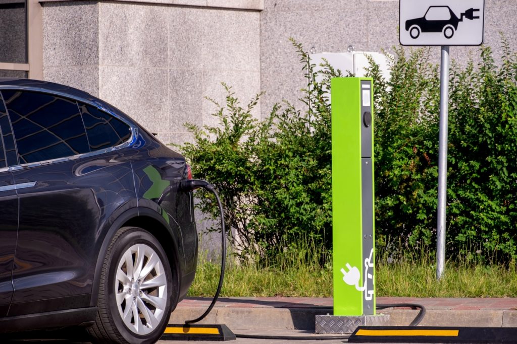 parcheggi ricarica elettrica In Italia 3 su 10 sono dotati di sistema parclick app per trovare vantaggi auto elettriche ibride incentivi