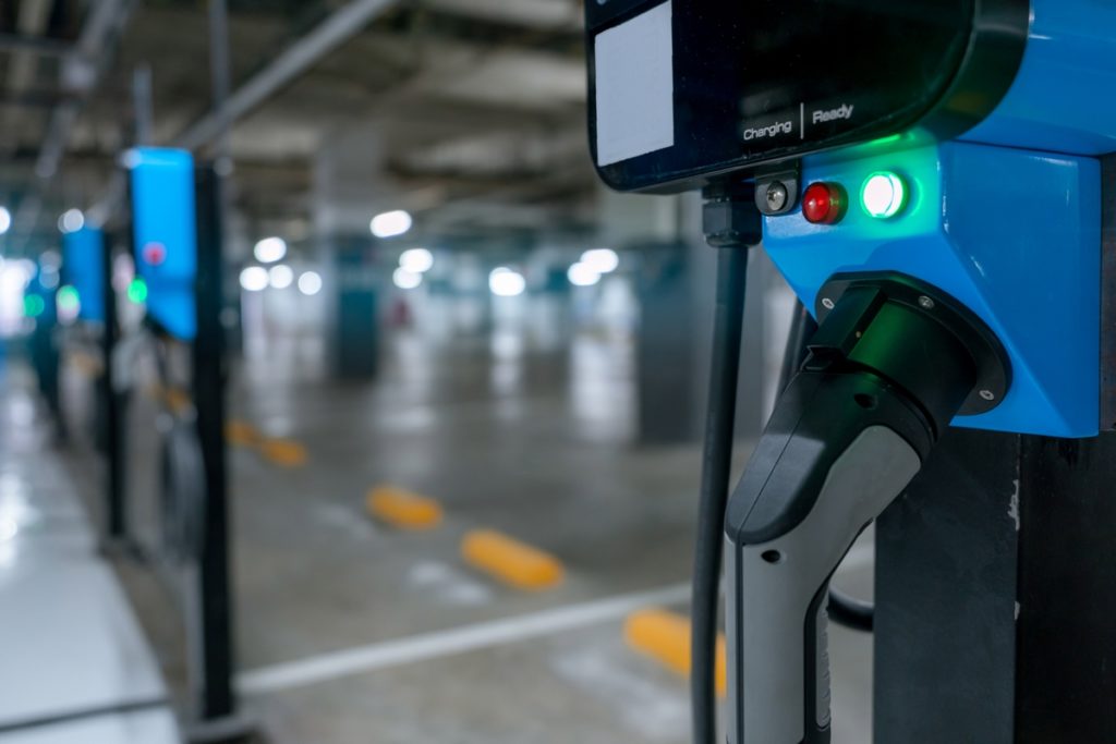 parcheggi ricarica elettrica In Italia 3 su 10 sono dotati di sistema parclick app per trovare vantaggi auto elettriche ibride incentivi
