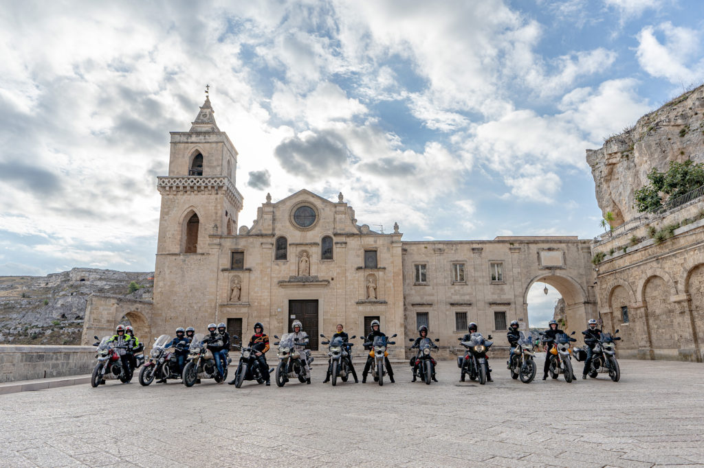 Moto Guzzi Experience 2021 iscrizioni Dolomiti Toscana Sardegna balcani