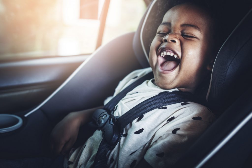 Come intrattenere i bambini durante i viaggi in auto, i metodi più efficaci CANTARE PARLARE GIOCARE GIOCATTOLI VIAGGIARE