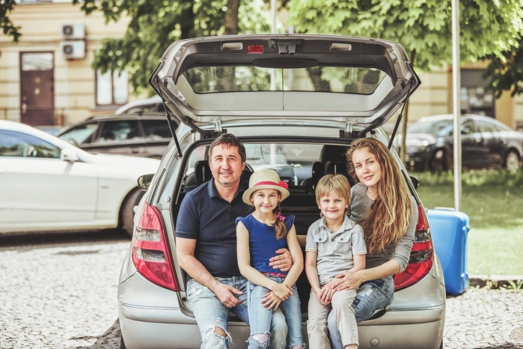 Come intrattenere i bambini durante i viaggi in auto, i metodi più efficaci CANTARE PARLARE GIOCARE GIOCATTOLI VIAGGIARE