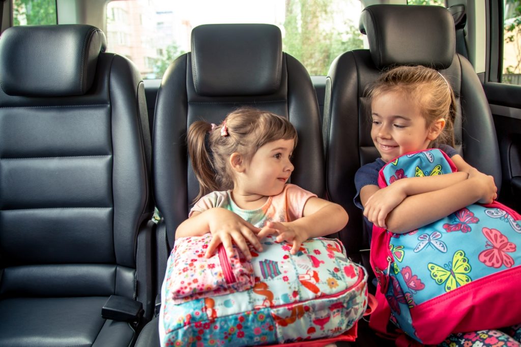 Come intrattenere i bambini durante i viaggi in auto, i metodi più efficaci CANTARE PARLARE GIOCARE GIOCATTOLI VIAGGIARE