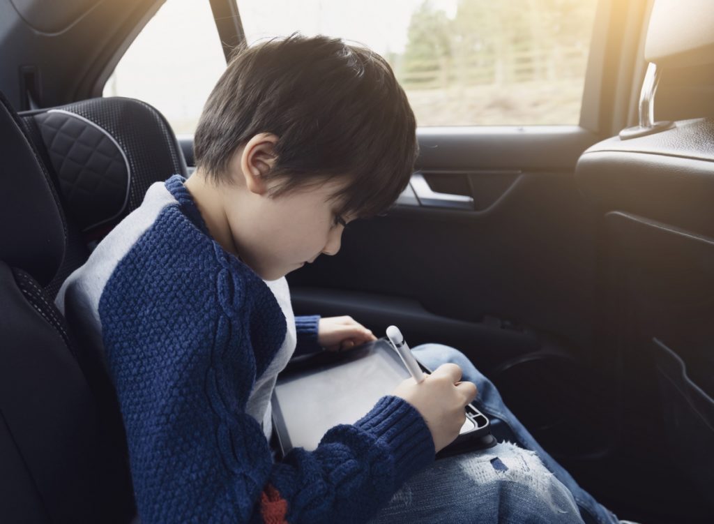 Come intrattenere i bambini durante i viaggi in auto, i metodi più efficaci CANTARE PARLARE GIOCARE GIOCATTOLI VIAGGIARE