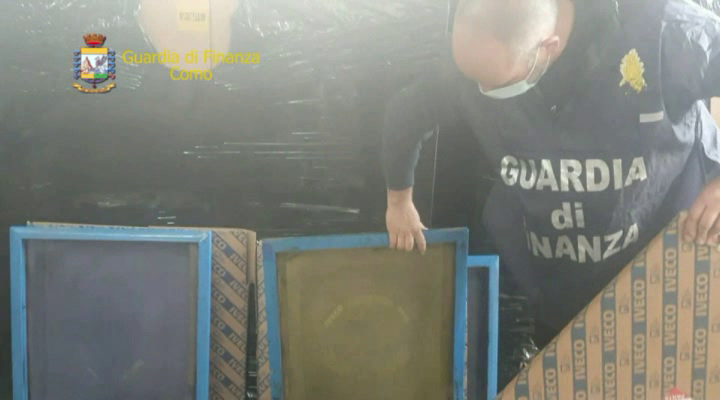 ricambi contraffatti Sequestrati a Como 13.000 pezzi guardia di finanza