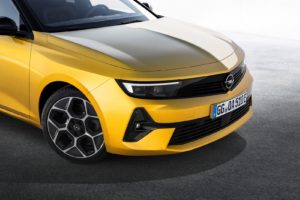 nuova Opel Astra elettrificata ibrida plug-in prezzo costo specifiche 2021