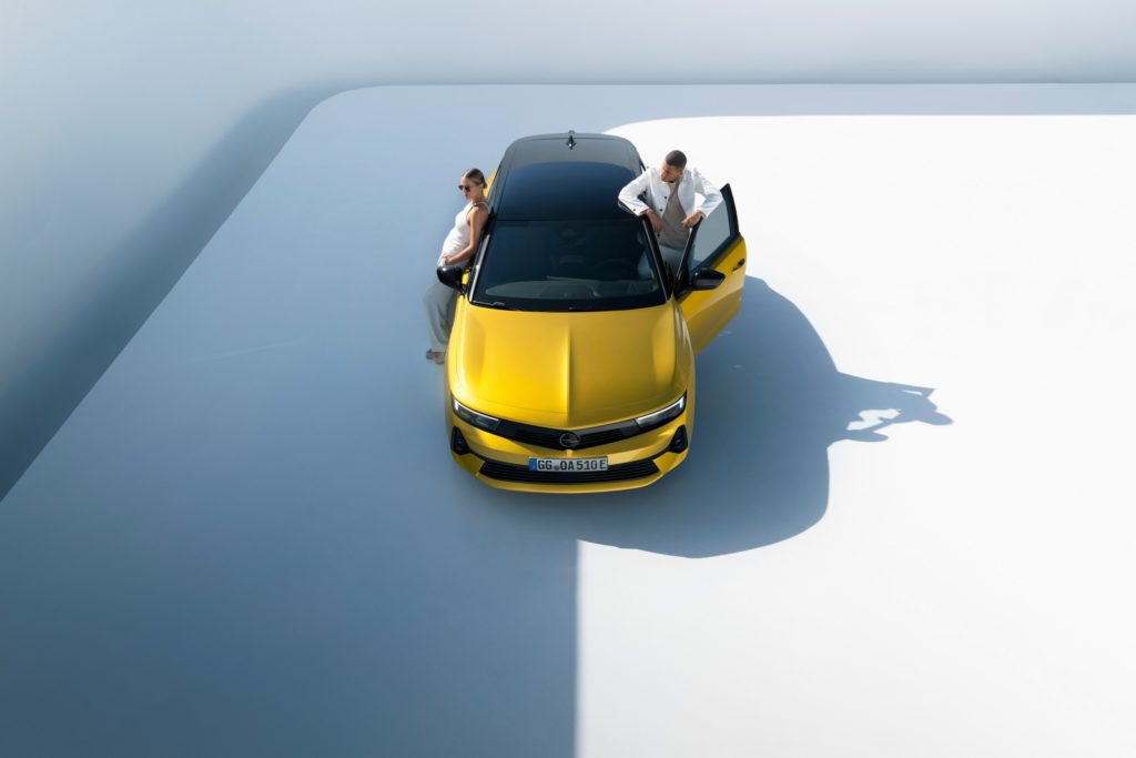 nuova Opel Astra elettrificata ibrida plug-in prezzo costo specifiche 2021