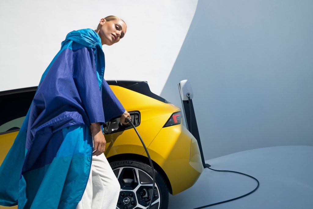 nuova Opel Astra elettrificata ibrida plug-in prezzo costo specifiche 2021