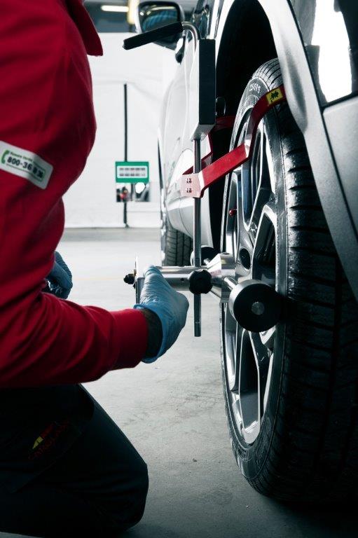 ADAS, cosa sono? La guida pratica dei 7 sistemi di sicurezza Adaptive Cruise Control avviso di collisione frontale frenata automatica riconoscimento segnali