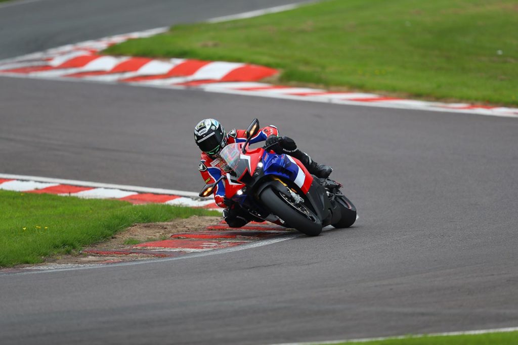 moto di serie vs Superbike Honda CBR1000RR-R Fireblade SP BSB