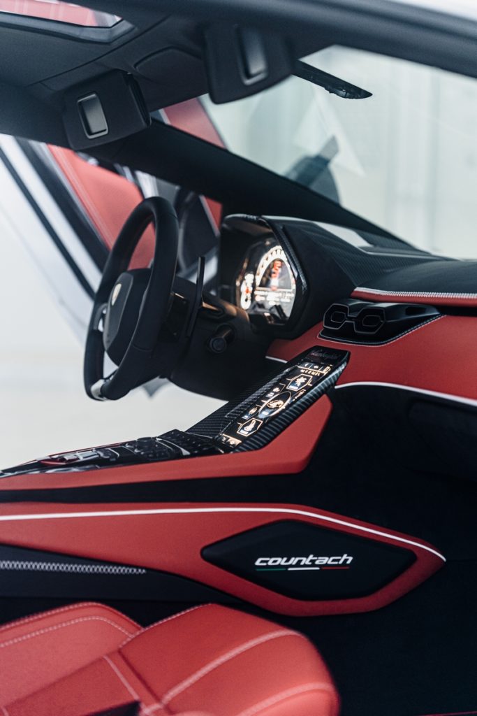 Lamborghini Countach LPI 800-4 ibrida v12 motore ibrido