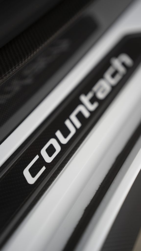 Lamborghini Countach LPI 800-4 ibrida v12 motore ibrido