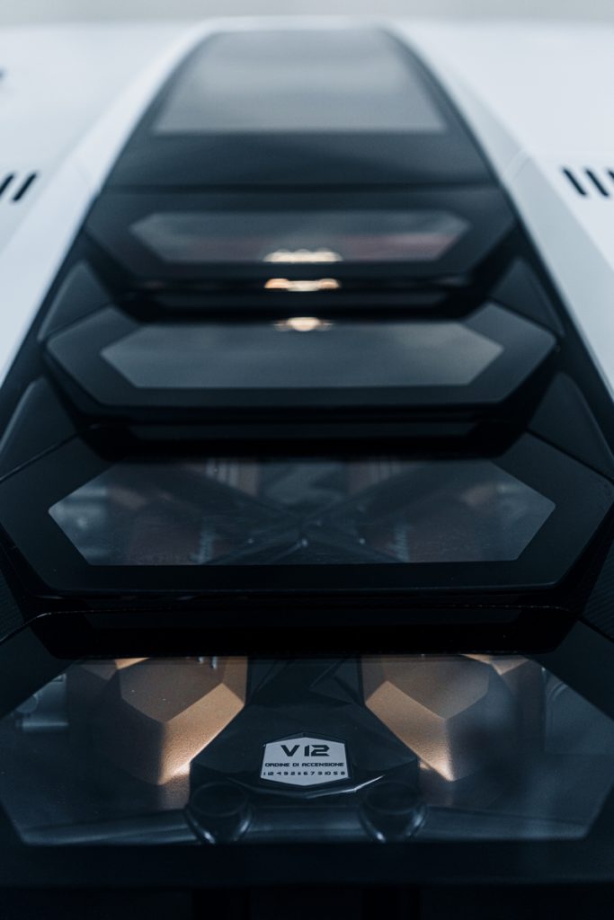 Lamborghini Countach LPI 800-4 ibrida v12 motore ibrido