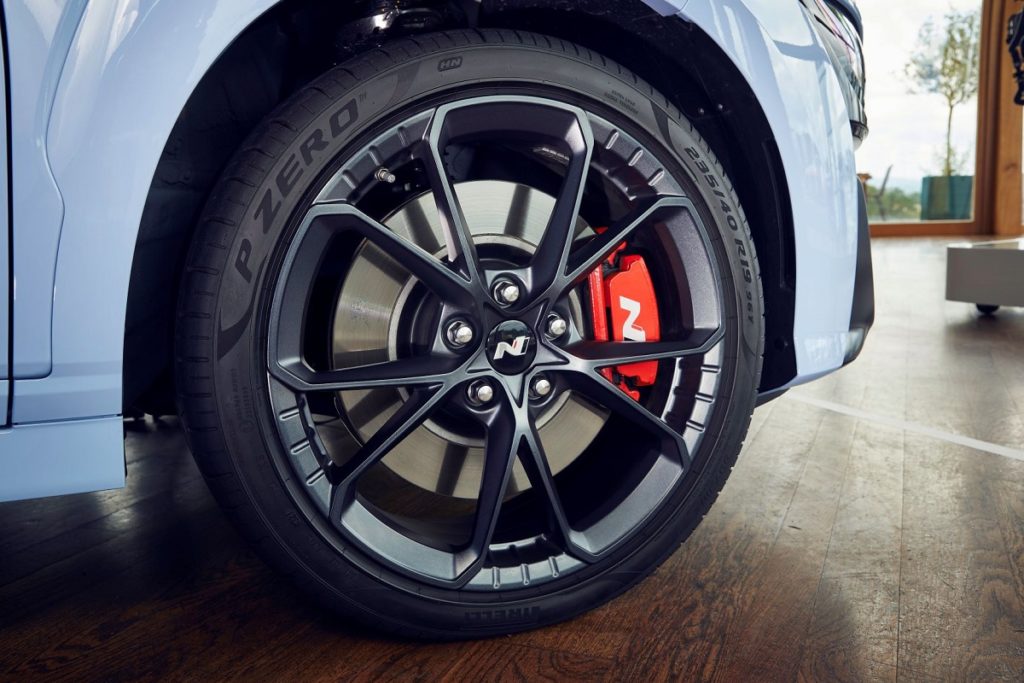Hyundai Kona N con gomme Pirelli P Zero su misura pneumatici nuovo modello i30N Fastback e la Veloster N perfect fit optional