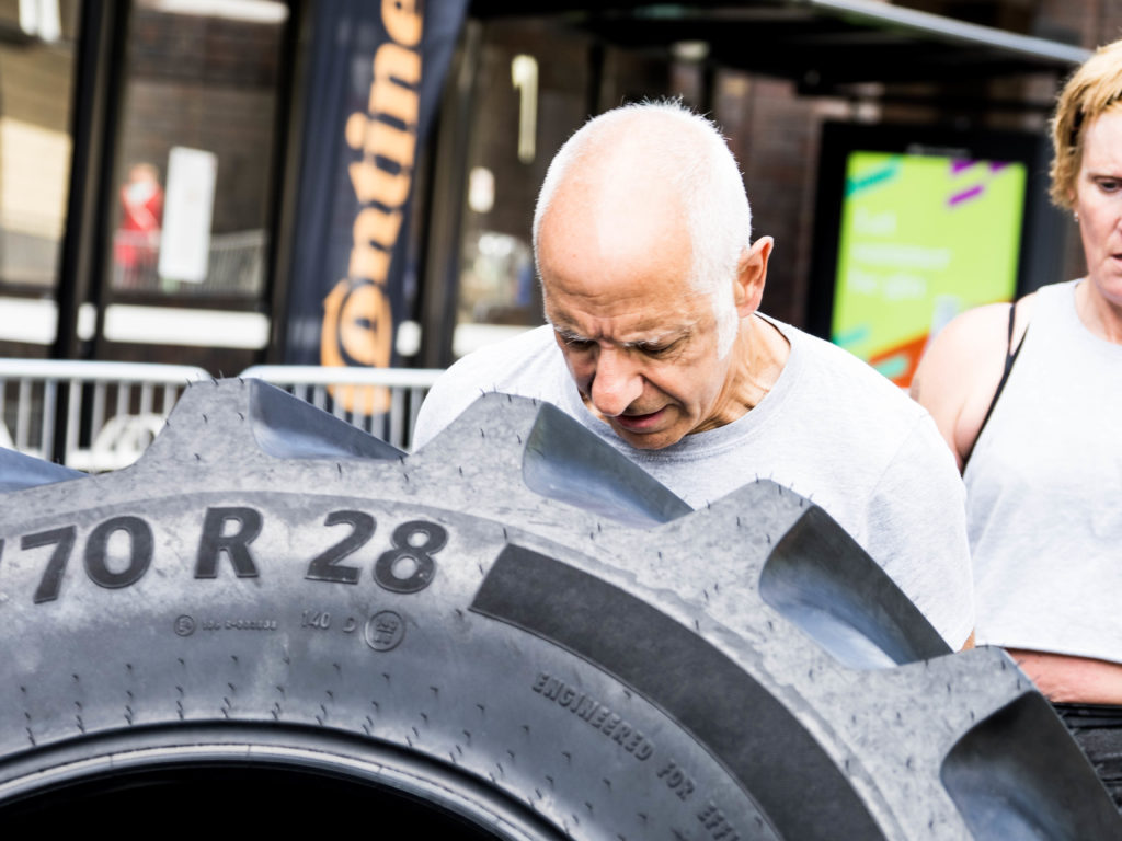 Guiness world record 10,725 km capovolgendo gomma pneumatici 