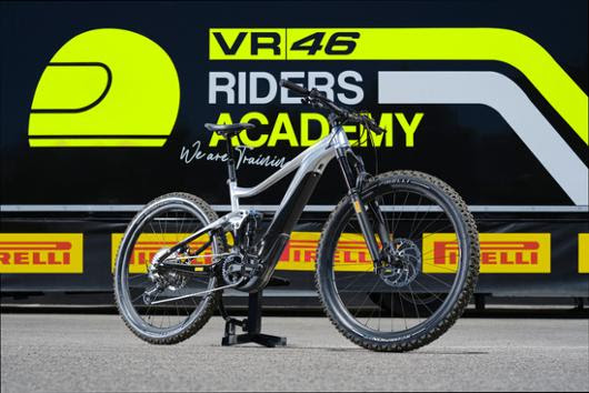 VR46 Academy sceglie Pirelli come partner per gli allenamenti su moto ed e-MTB gomme pneumatici moto bici elettriche sponsor