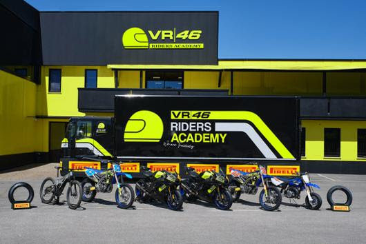 VR46 Academy sceglie Pirelli come partner per gli allenamenti su moto ed e-MTB gomme pneumatici moto bici elettriche sponsor