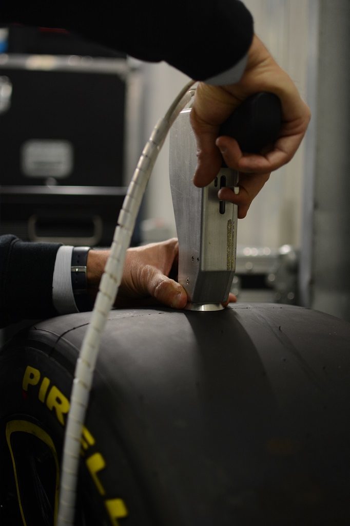 VESevo start-up italiana premiata per il sistema di analisi dei pneumatici che ha conquistato F1 e il motosport mondiale gomme pistola